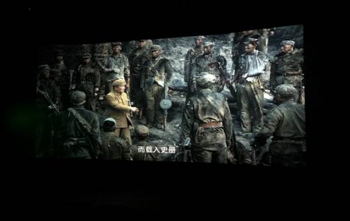 图片包含 照片, 男人, 站, 黑暗
描述已自动生成