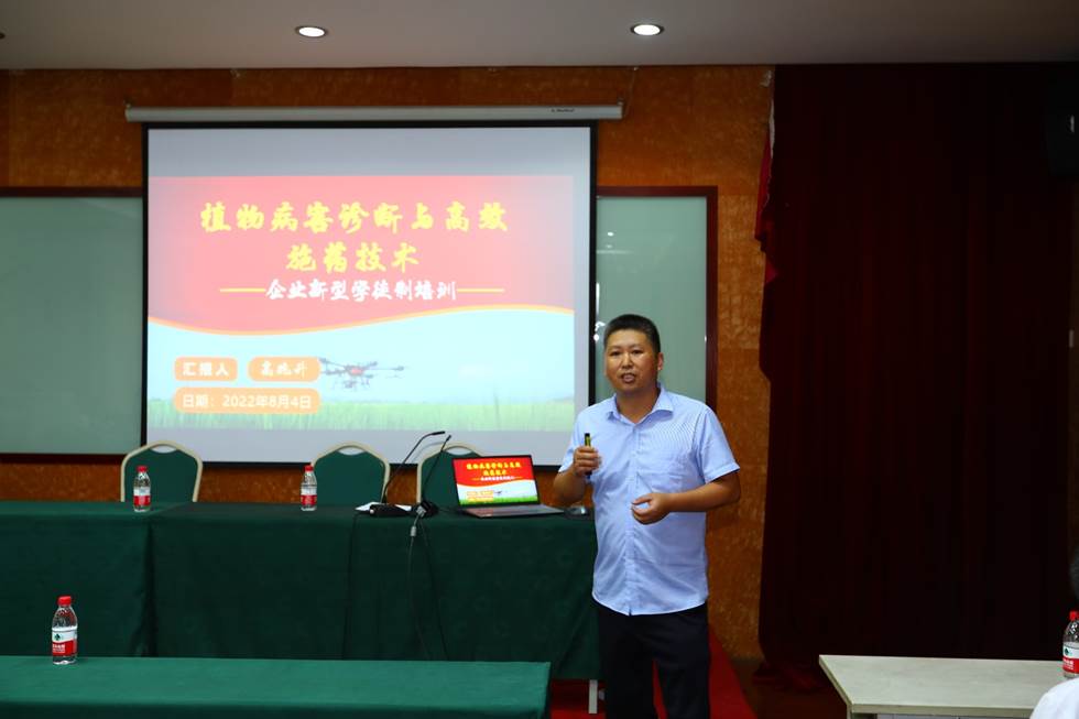 人站在电视前玩游戏
中度可信度描述已自动生成