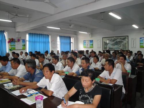 参加培训学员认真听课，边听边记