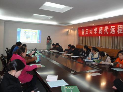 我院学习中心给新生发放学习资料