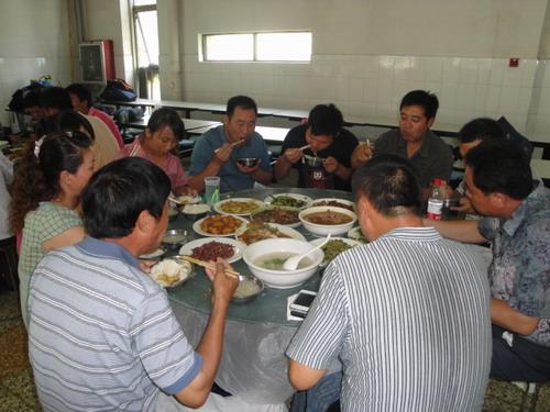 我院食堂为培训班学员提供可口饭菜