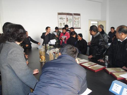 培训学员在学院农林实训室学习识别蔬菜病虫害