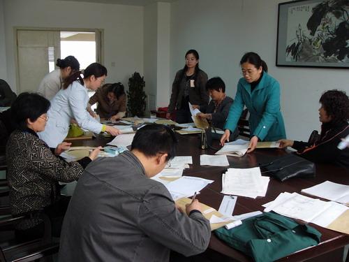 我院学习中心监考老师认真封装远程教育课程考试试卷