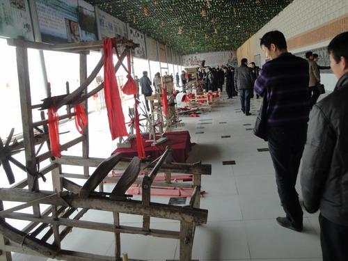 学员参观传统农业展馆