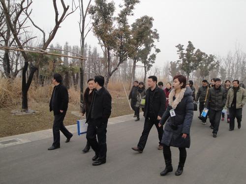 学员在潘安湖湿地公园参观园林绿化建设