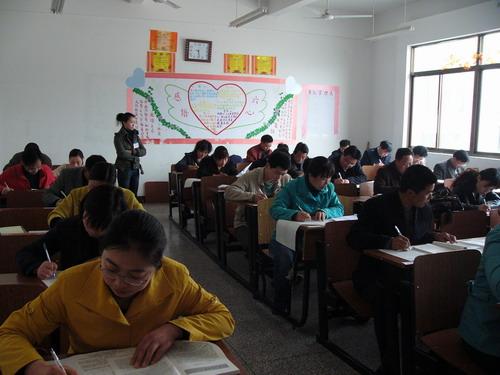 我院学习中心的考生在认真答题