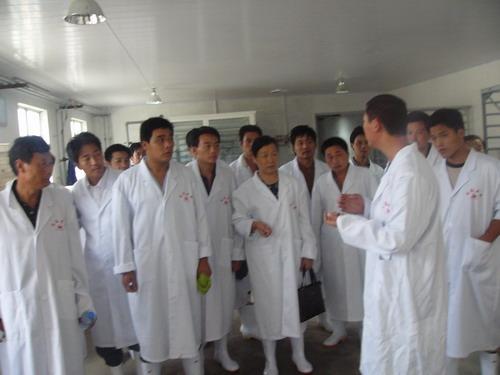 培训学员在养殖场参观见习