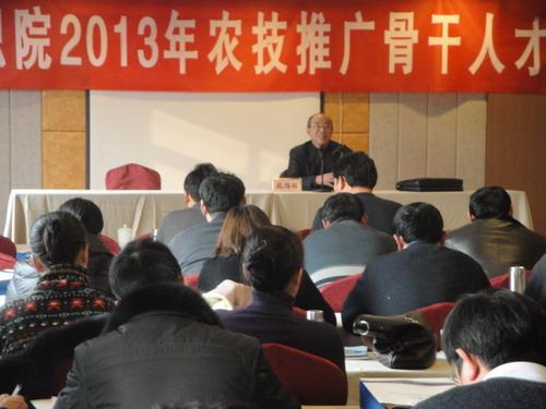 学院副教授、知名律师鹿海林给学员授课