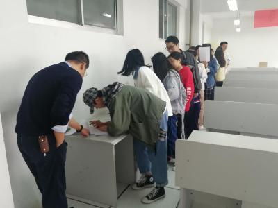 考场工作人员指导学生确认测试信息